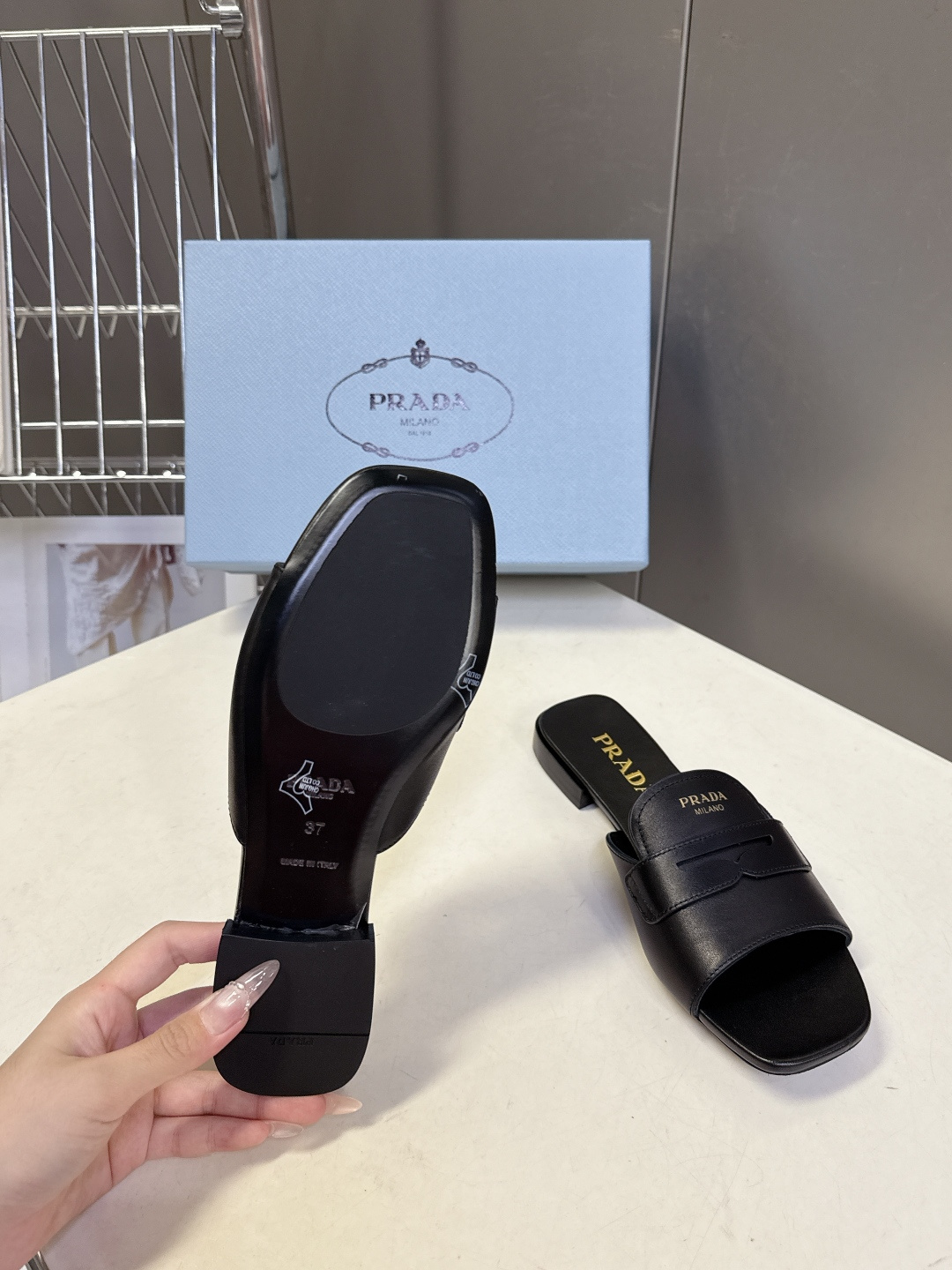 PRADA普拉达2026春夏最新款方头一字拖超多明星网红种草 这是今年春夏推出的女士方头一字拖系列 是品