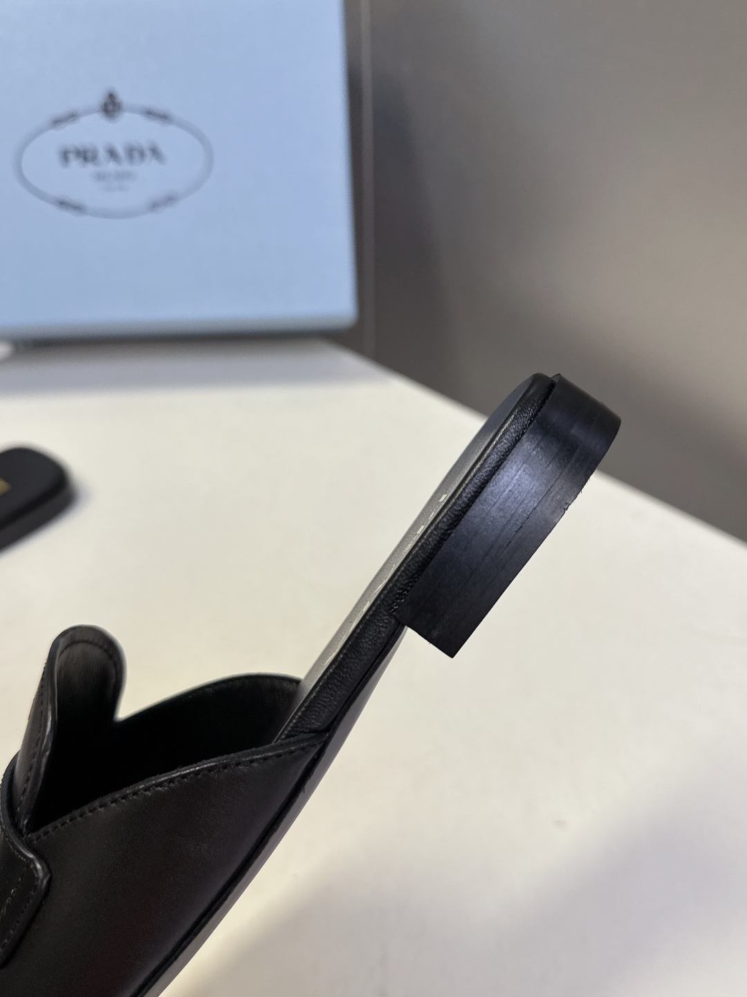 PRADA普拉达2026春夏最新款方头一字拖超多明星网红种草 这是今年春夏推出的女士方头一字拖系列 是品