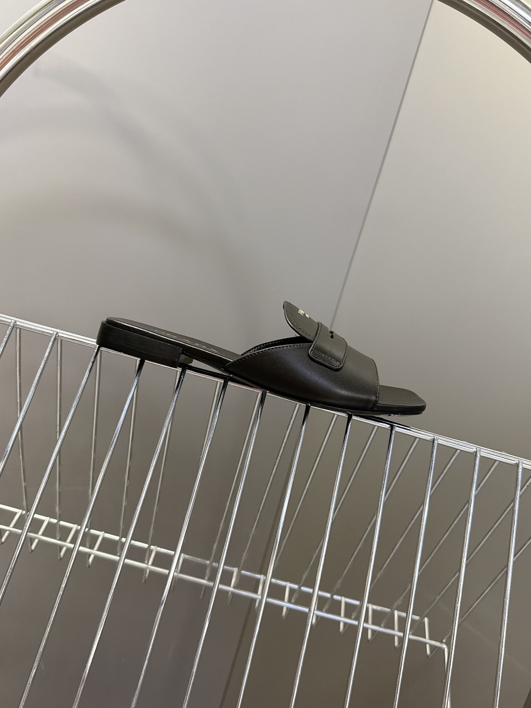 PRADA普拉达2026春夏最新款方头一字拖超多明星网红种草 这是今年春夏推出的女士方头一字拖系列 是品