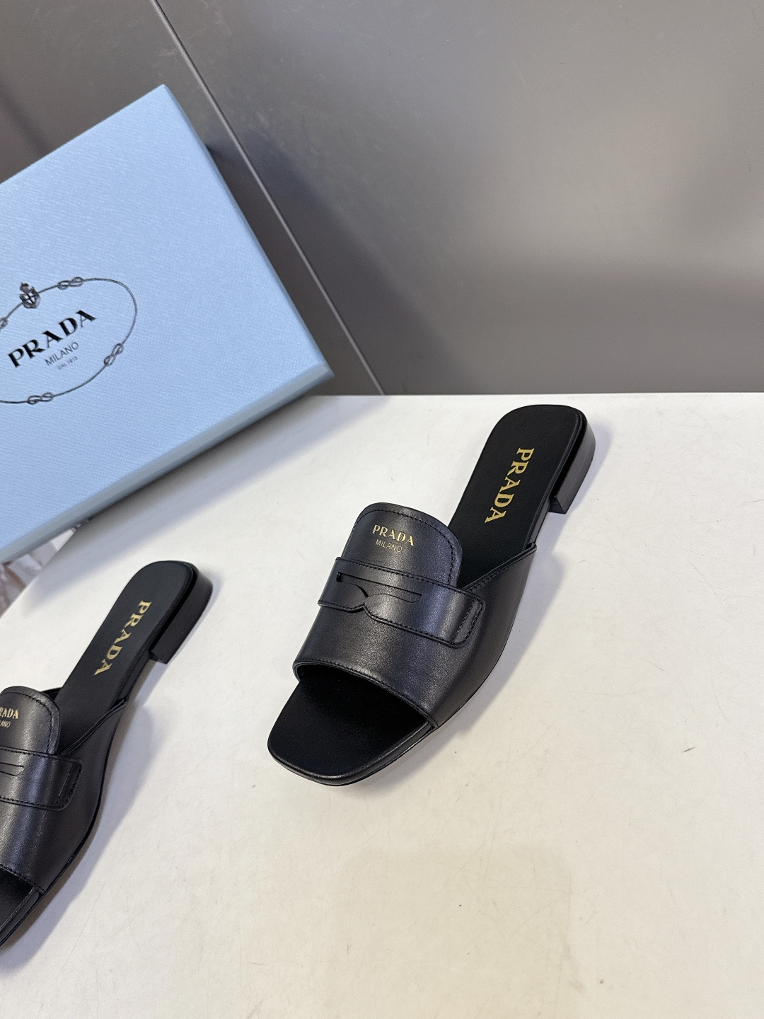 PRADA普拉达2026春夏最新款方头一字拖超多明星网红种草 这是今年春夏推出的女士方头一字拖系列 是品