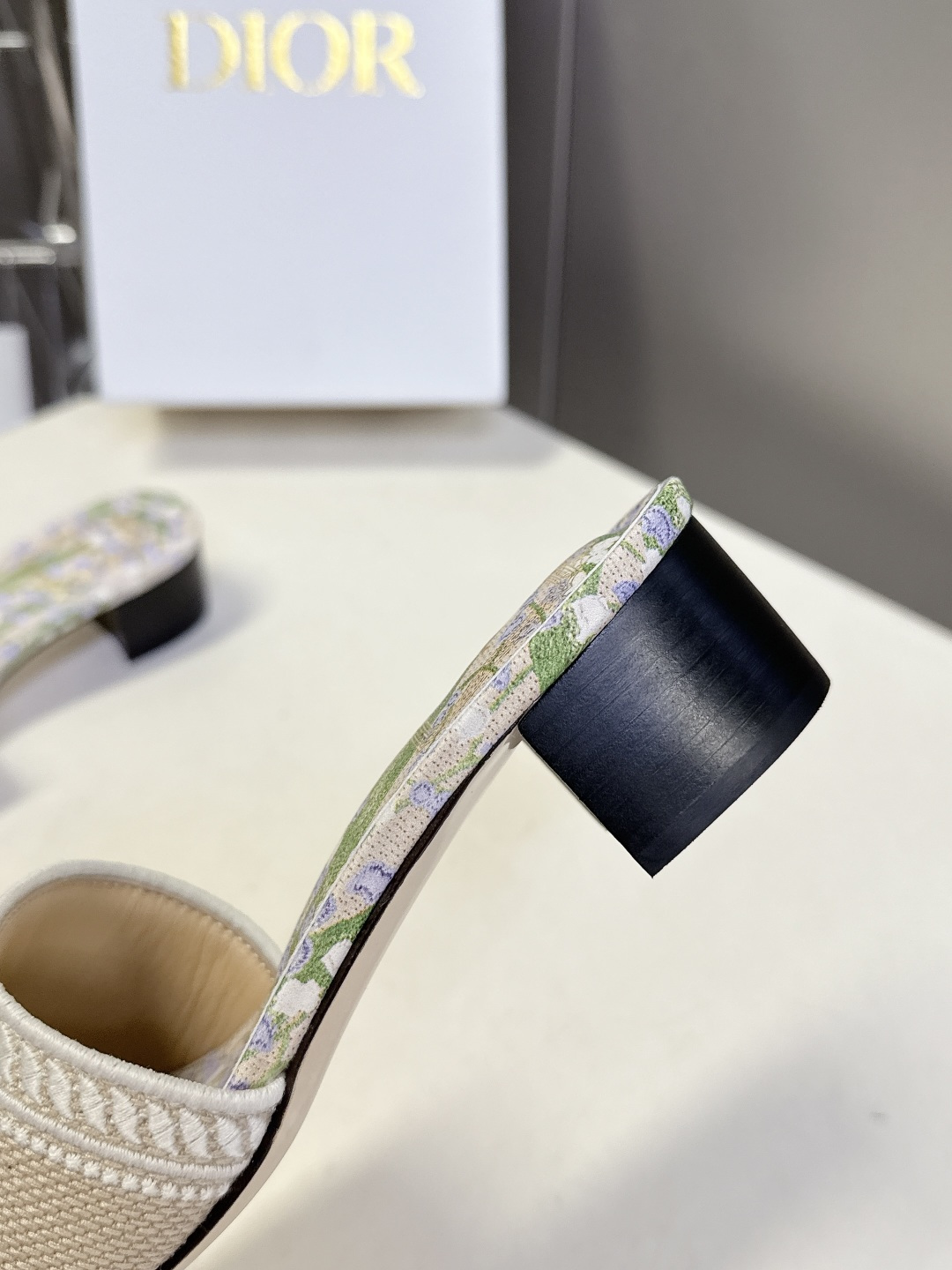 迪奥Dior2026春夏最新款刺绣粗跟一字拖超多明星网红种草 鞋身正面饰有立体刺绣的 