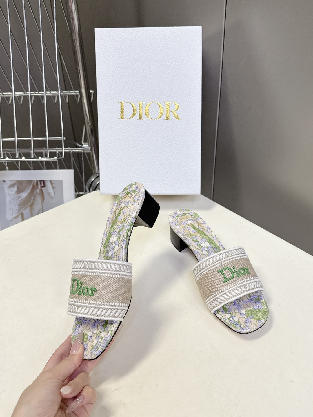 迪奥Dior2026春夏最新款刺绣粗跟一字拖超多明星网红种草 鞋身正面饰有立体刺绣的 