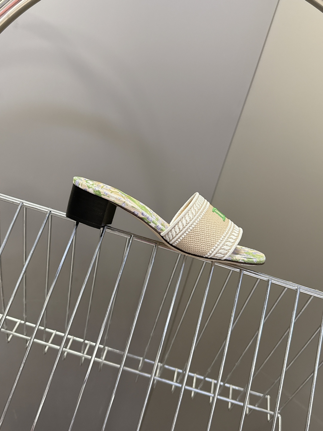 迪奥Dior2026春夏最新款刺绣粗跟一字拖超多明星网红种草 鞋身正面饰有立体刺绣的 