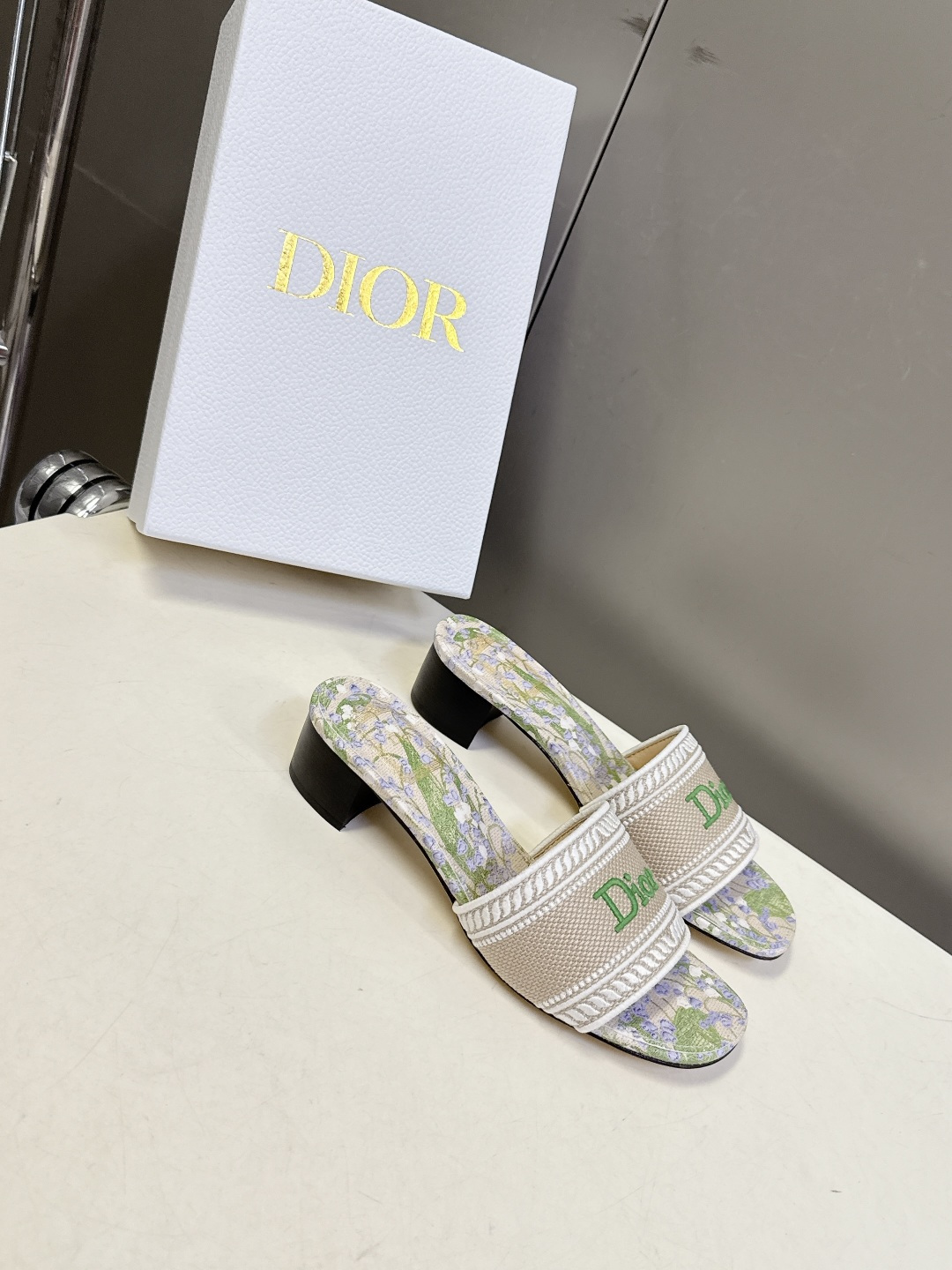 迪奥Dior2026春夏最新款刺绣粗跟一字拖超多明星网红种草 鞋身正面饰有立体刺绣的 