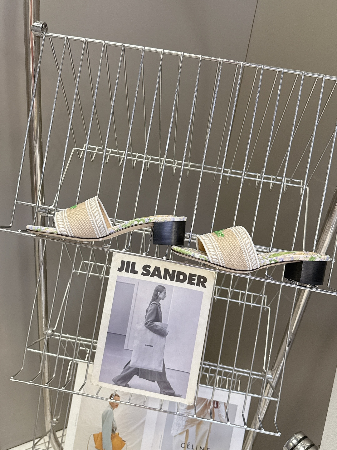 迪奥Dior2026春夏最新款刺绣粗跟一字拖超多明星网红种草 鞋身正面饰有立体刺绣的 