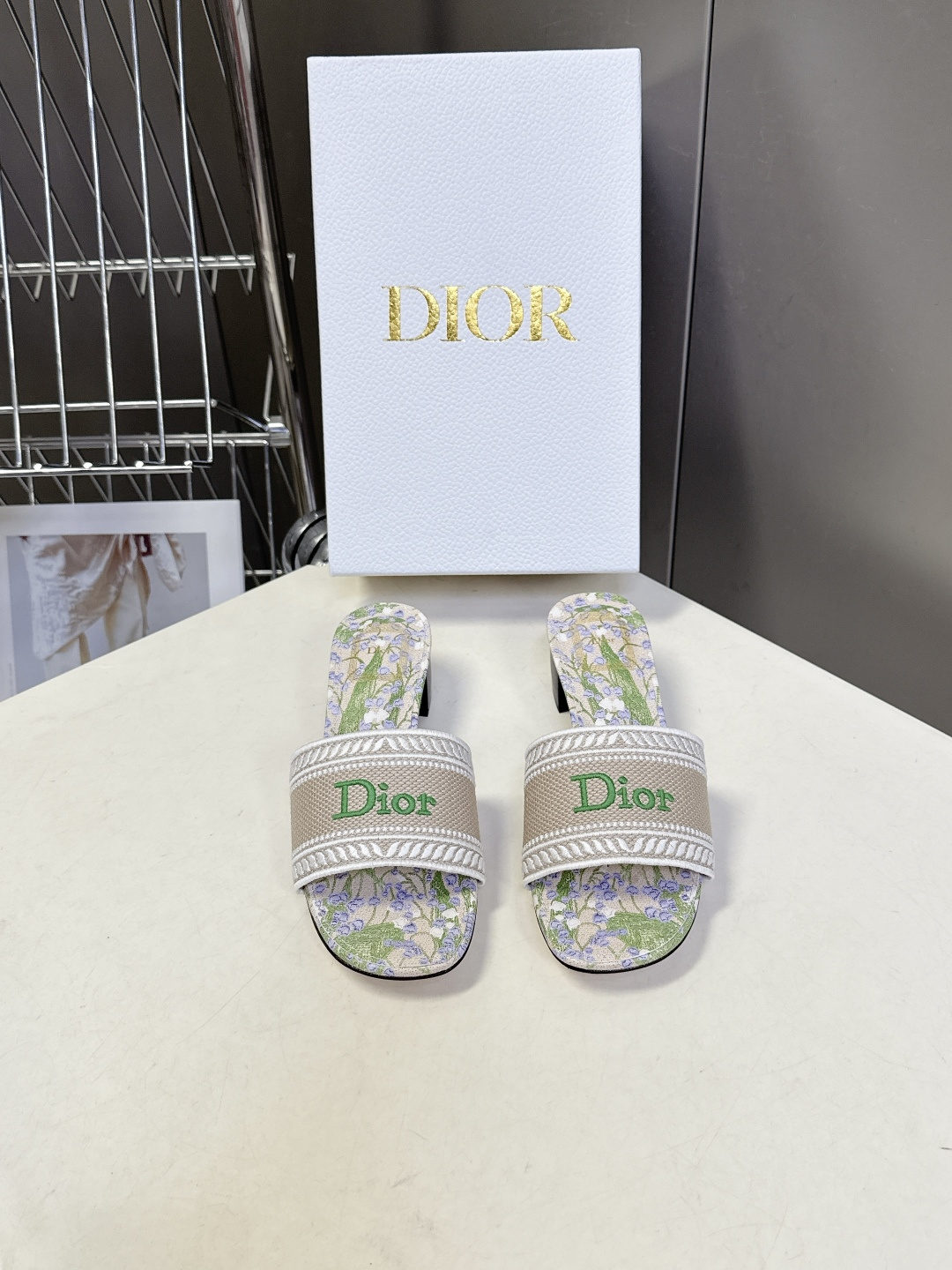 迪奥Dior2026春夏最新款刺绣粗跟一字拖超多明星网红种草 鞋身正面饰有立体刺绣的 