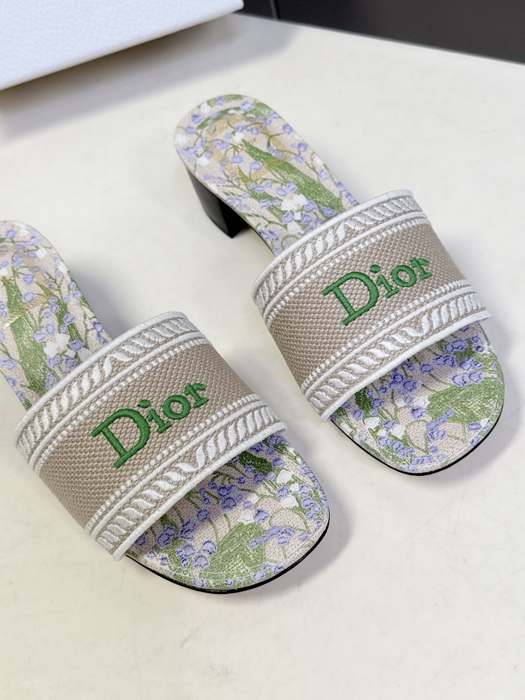 迪奥Dior2026春夏最新款刺绣粗跟一字拖超多明星网红种草 鞋身正面饰有立体刺绣的 