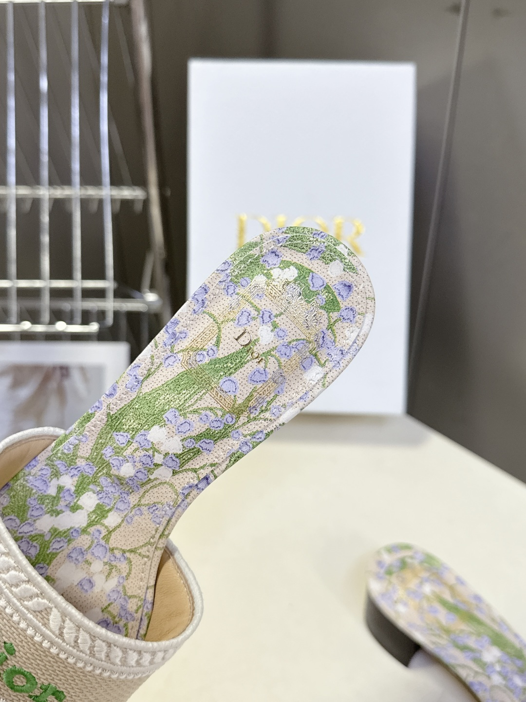 迪奥Dior2026春夏最新款刺绣粗跟一字拖超多明星网红种草 鞋身正面饰有立体刺绣的 