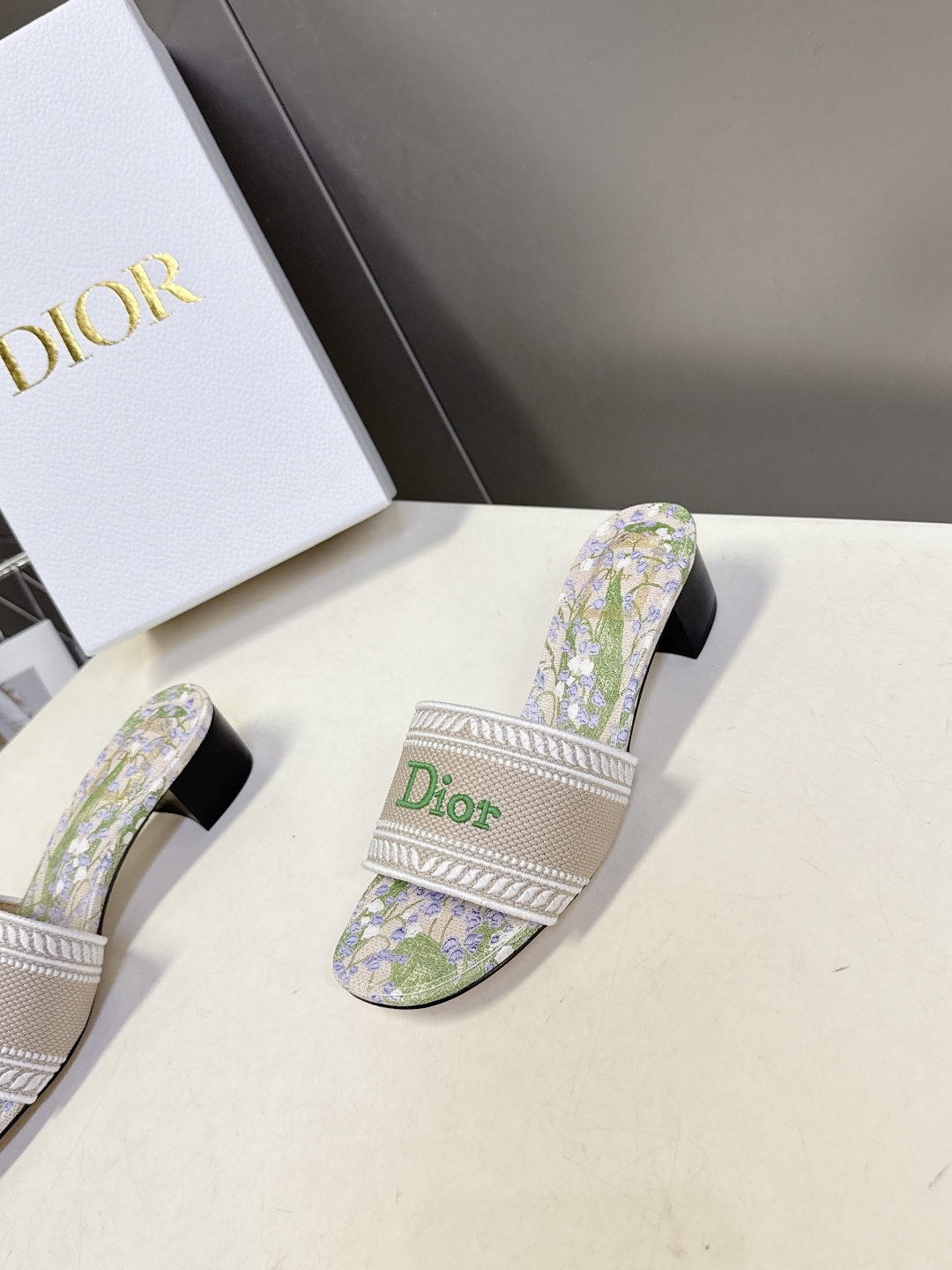 迪奥Dior2026春夏最新款刺绣粗跟一字拖超多明星网红种草 鞋身正面饰有立体刺绣的 