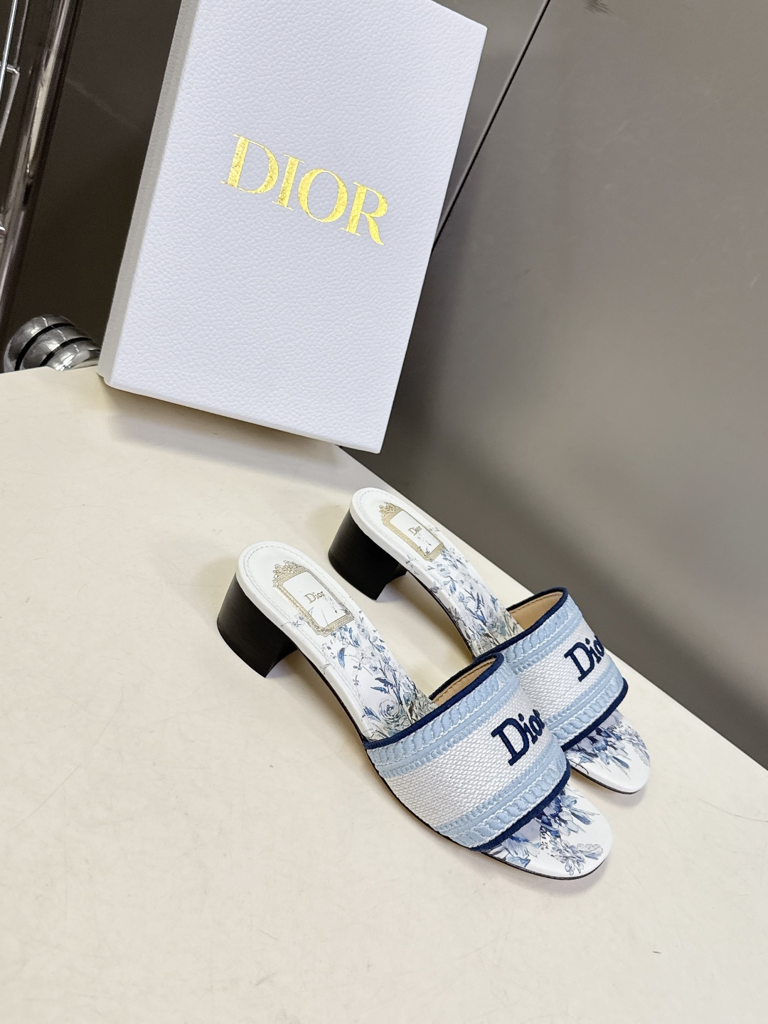 迪奥Dior2026春夏最新款刺绣粗跟一字拖超多明星网红种草 鞋身正面饰有立体刺绣的 