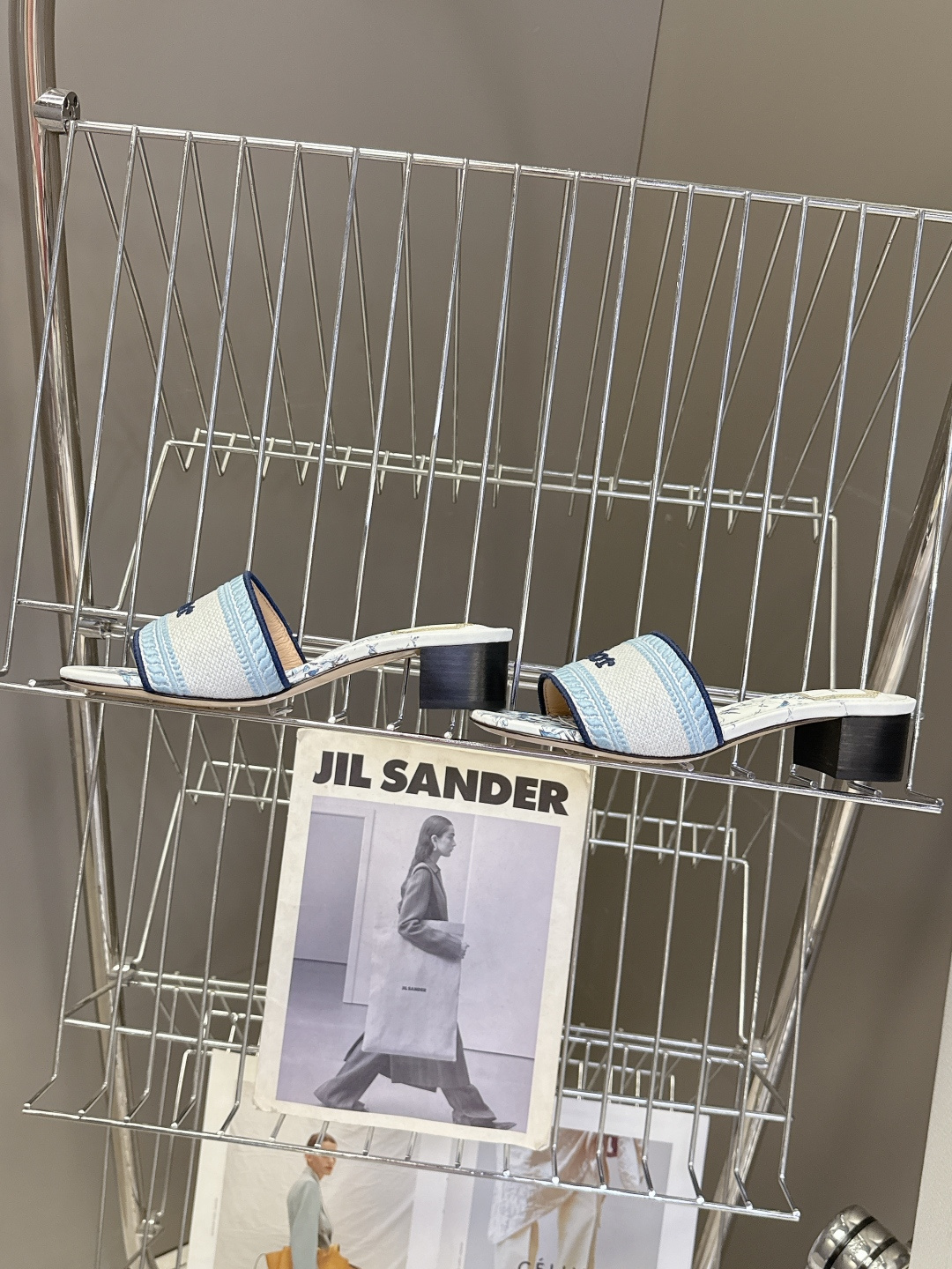 迪奥Dior2026春夏最新款刺绣粗跟一字拖超多明星网红种草 鞋身正面饰有立体刺绣的 