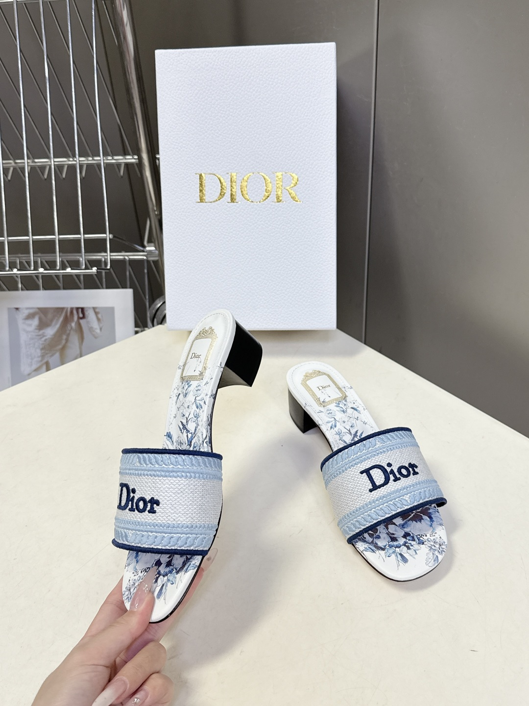 迪奥Dior2026春夏最新款刺绣粗跟一字拖超多明星网红种草 鞋身正面饰有立体刺绣的 