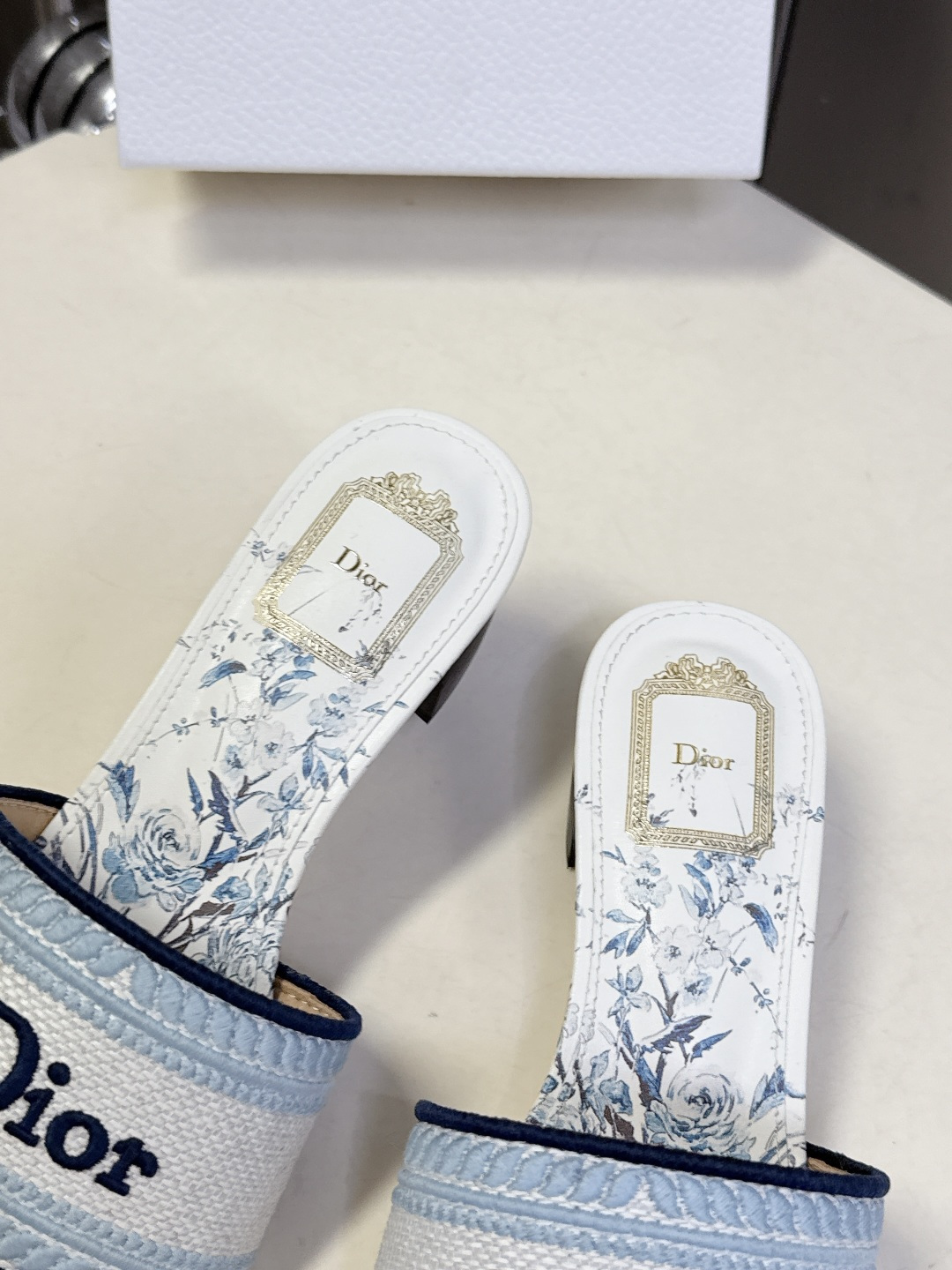 迪奥Dior2026春夏最新款刺绣粗跟一字拖超多明星网红种草 鞋身正面饰有立体刺绣的 