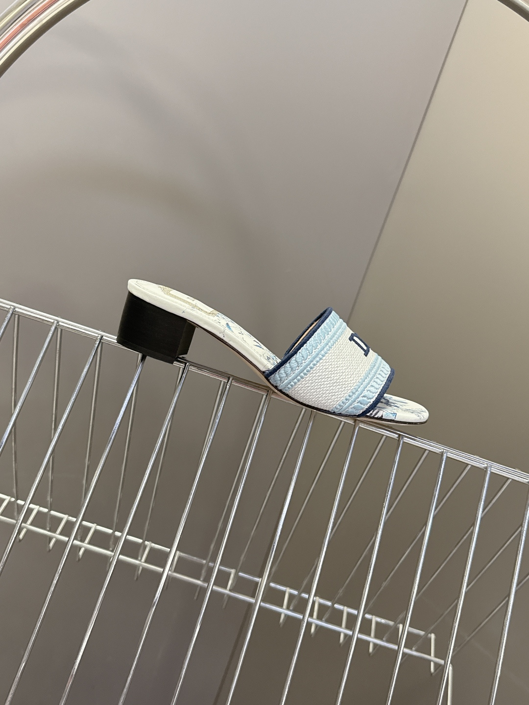 迪奥Dior2026春夏最新款刺绣粗跟一字拖超多明星网红种草 鞋身正面饰有立体刺绣的 