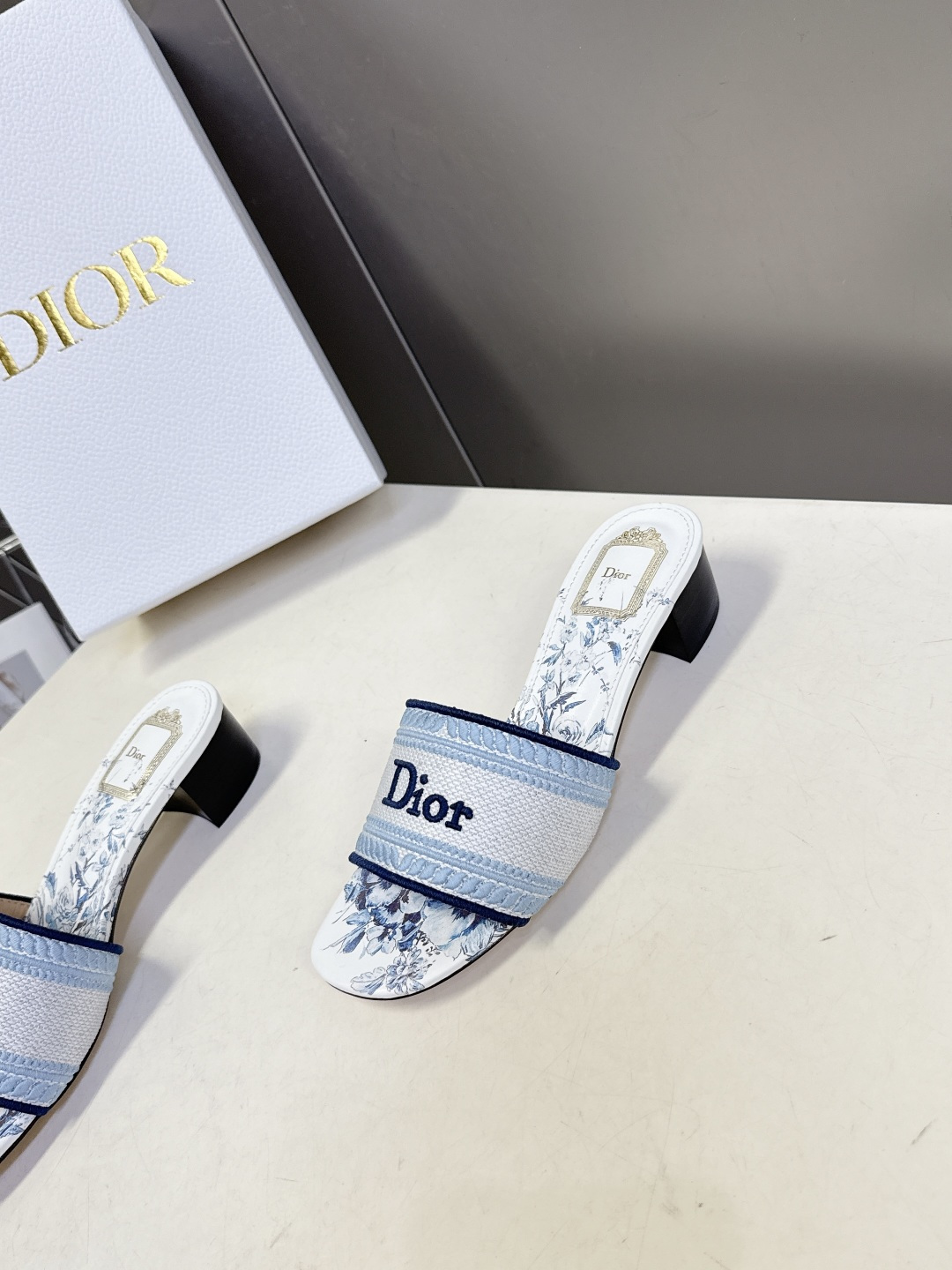 迪奥Dior2026春夏最新款刺绣粗跟一字拖超多明星网红种草 鞋身正面饰有立体刺绣的 