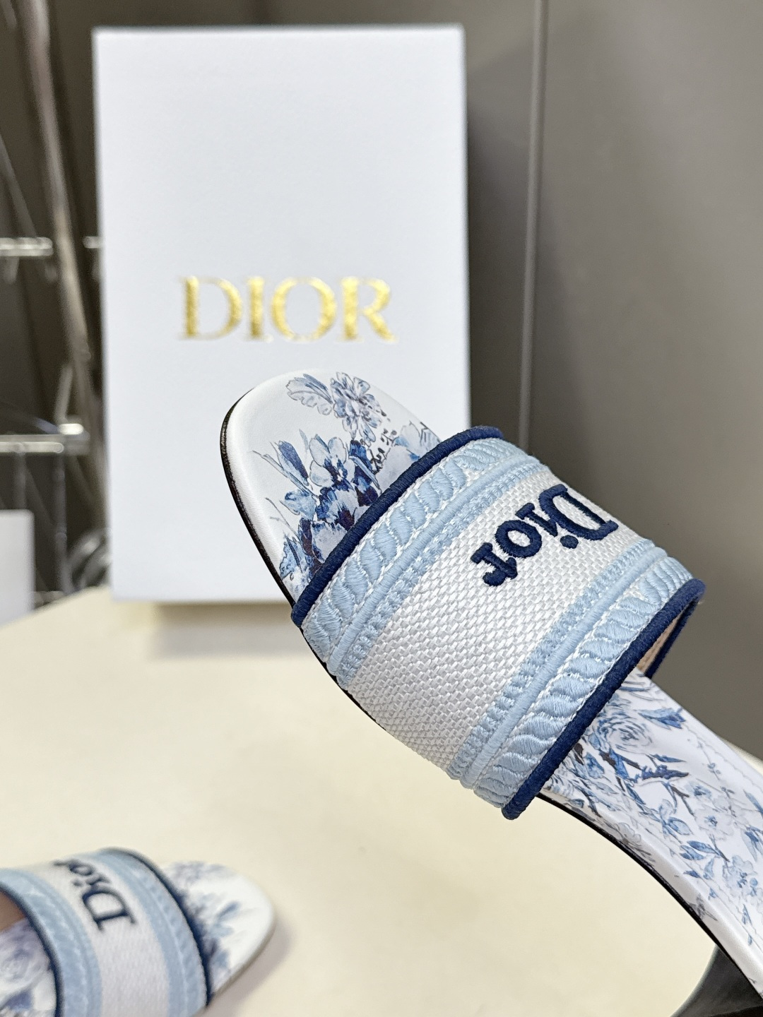 迪奥Dior2026春夏最新款刺绣粗跟一字拖超多明星网红种草 鞋身正面饰有立体刺绣的 