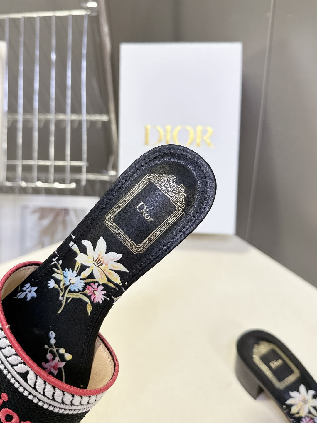 迪奥Dior2026春夏最新款刺绣粗跟一字拖超多明星网红种草 鞋身正面饰有立体刺绣的 