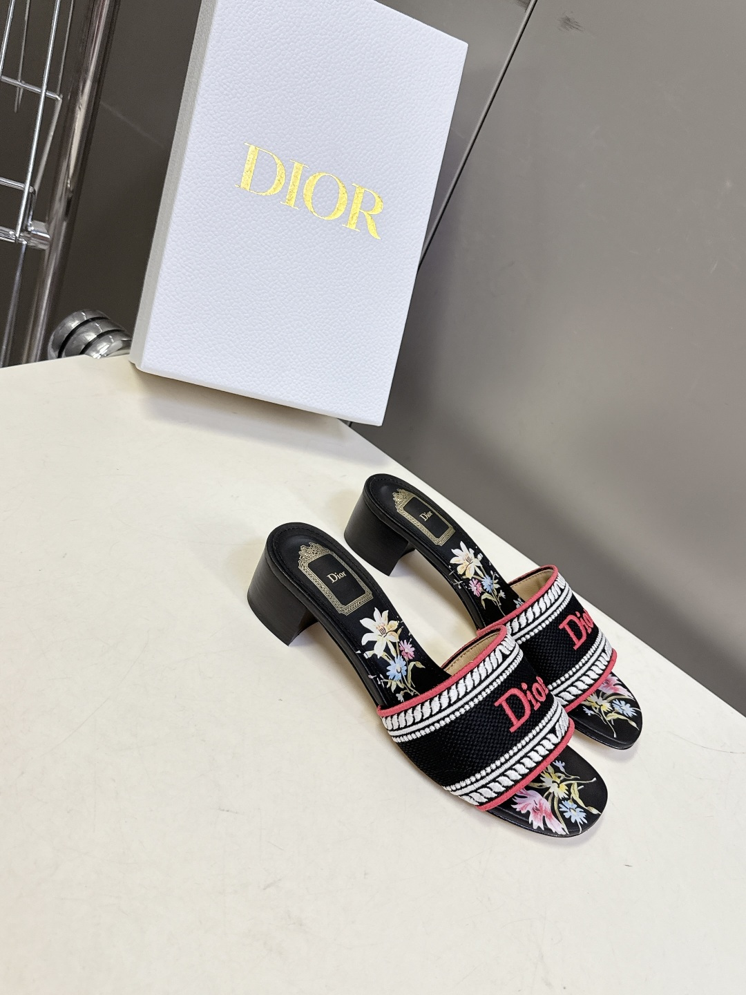 迪奥Dior2026春夏最新款刺绣粗跟一字拖超多明星网红种草 鞋身正面饰有立体刺绣的 