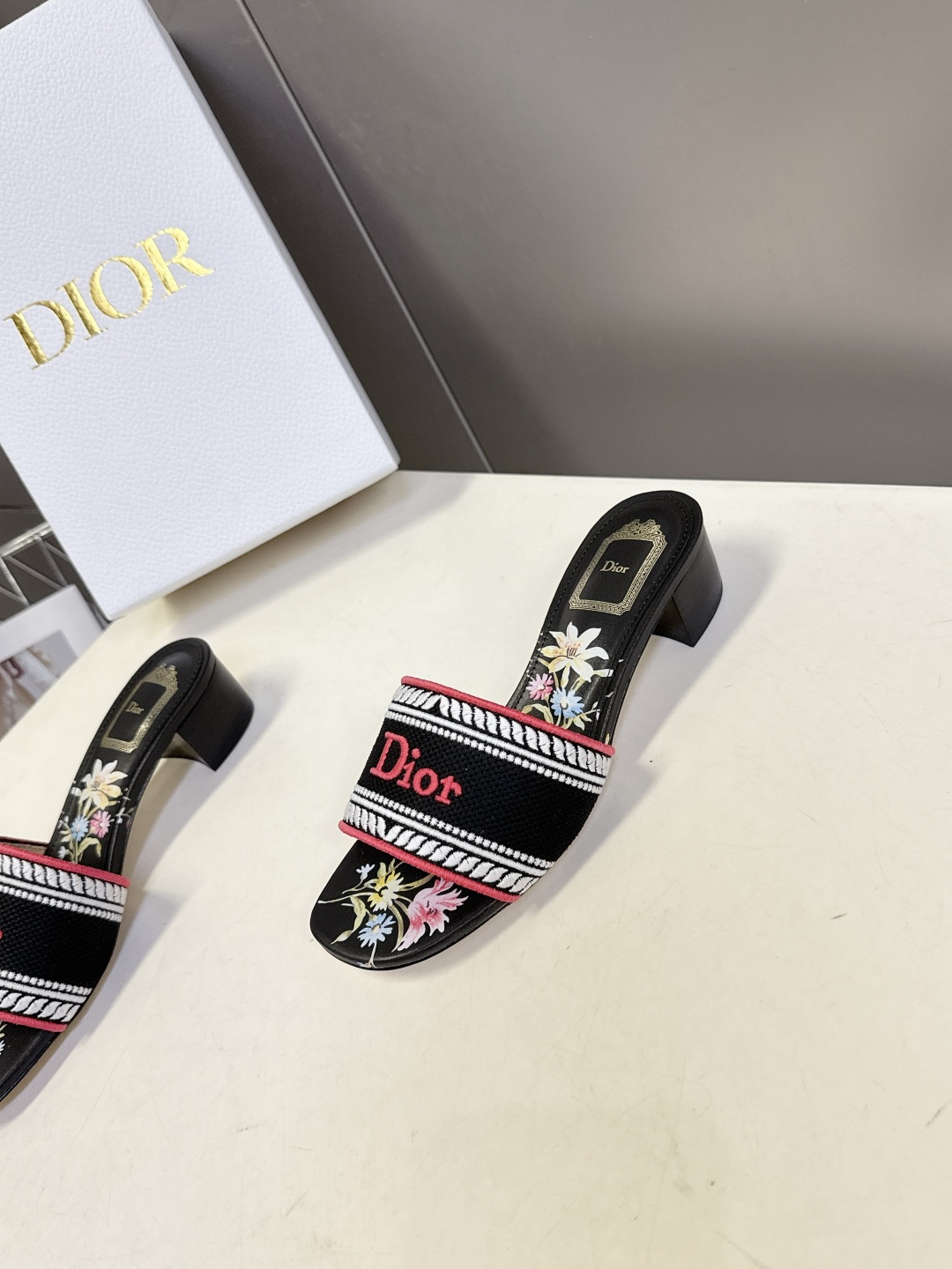 迪奥Dior2026春夏最新款刺绣粗跟一字拖超多明星网红种草 鞋身正面饰有立体刺绣的 