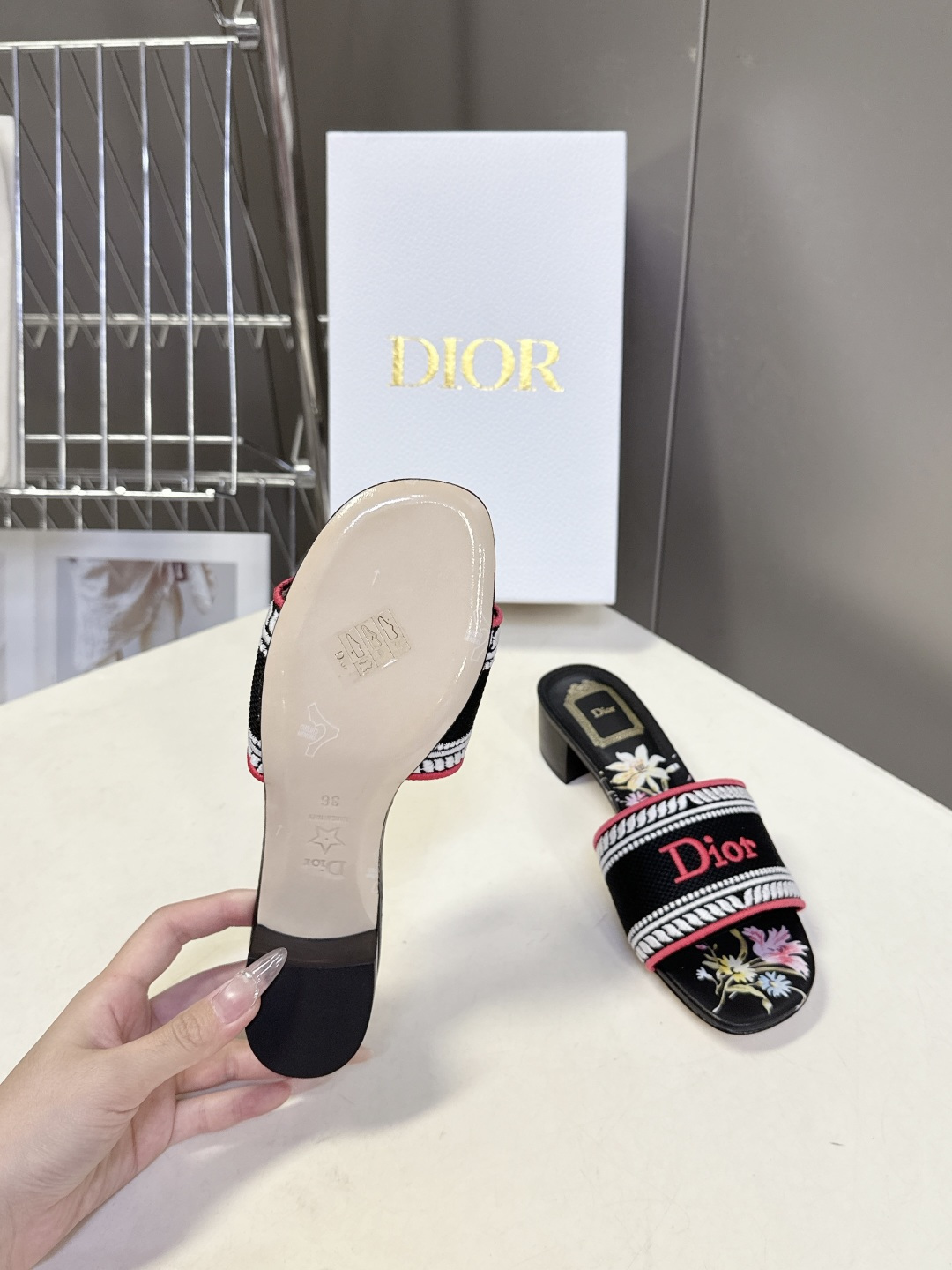 迪奥Dior2026春夏最新款刺绣粗跟一字拖超多明星网红种草 鞋身正面饰有立体刺绣的 