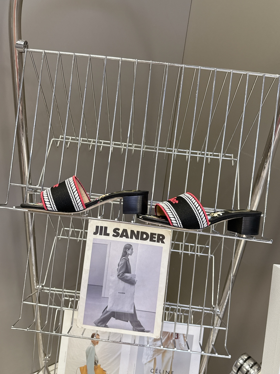 迪奥Dior2026春夏最新款刺绣粗跟一字拖超多明星网红种草 鞋身正面饰有立体刺绣的 