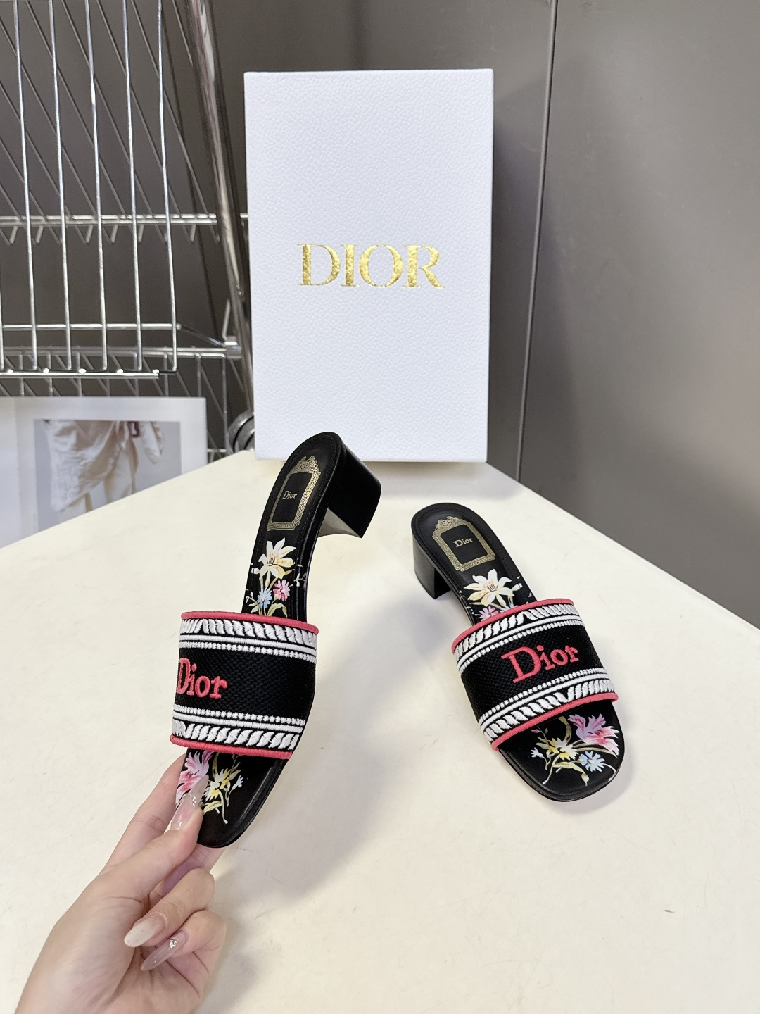 迪奥Dior2026春夏最新款刺绣粗跟一字拖超多明星网红种草 鞋身正面饰有立体刺绣的 