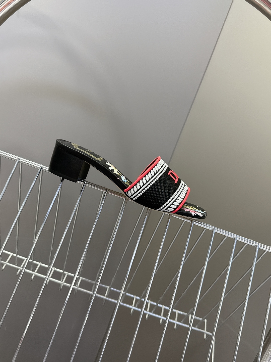 迪奥Dior2026春夏最新款刺绣粗跟一字拖超多明星网红种草 鞋身正面饰有立体刺绣的 