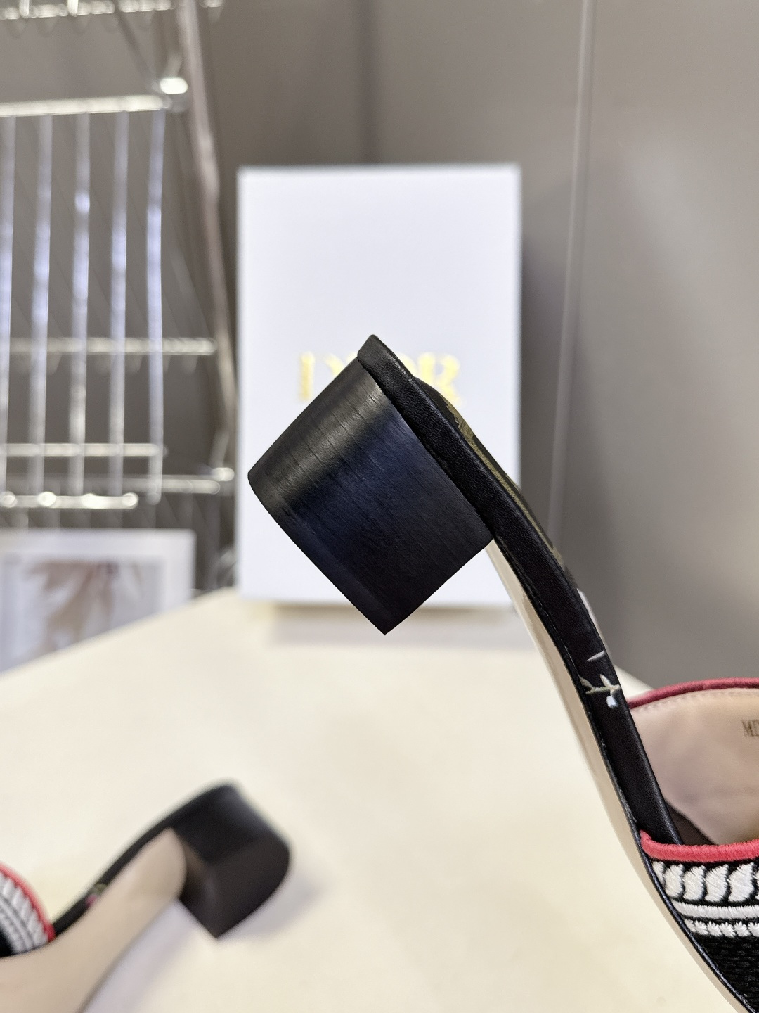 迪奥Dior2026春夏最新款刺绣粗跟一字拖超多明星网红种草 鞋身正面饰有立体刺绣的 