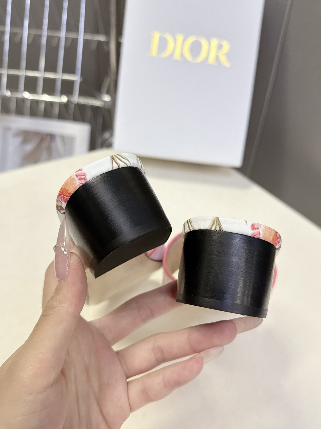 迪奥Dior2026春夏最新款刺绣粗跟一字拖超多明星网红种草 鞋身正面饰有立体刺绣的 