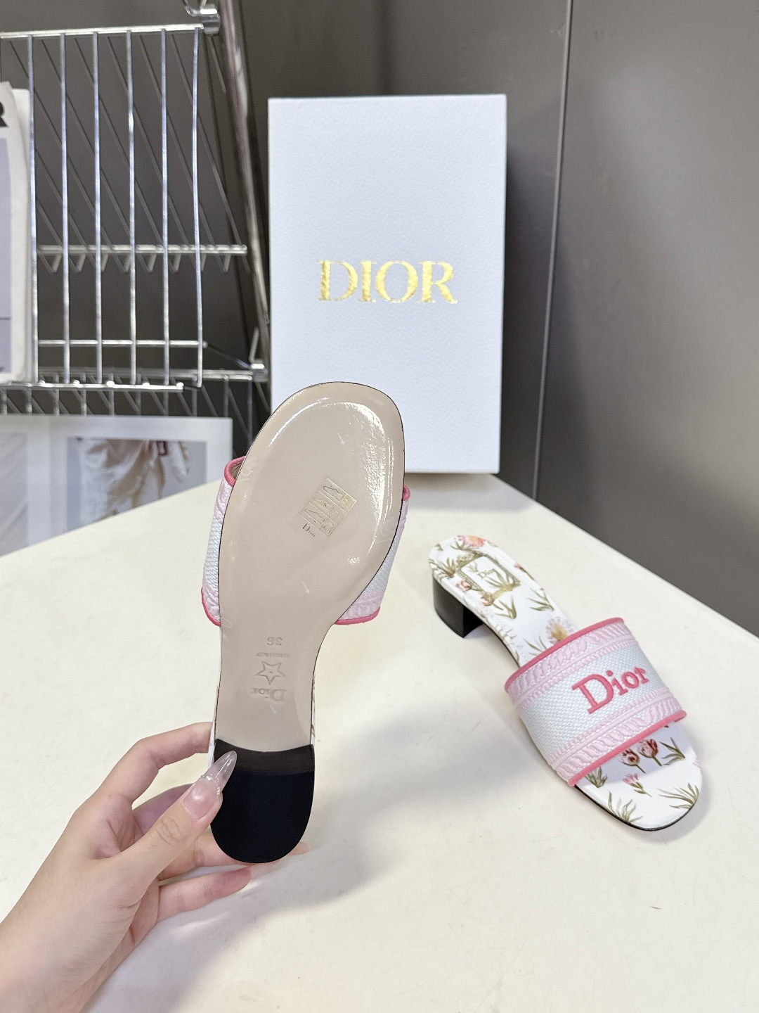 迪奥Dior2026春夏最新款刺绣粗跟一字拖超多明星网红种草 鞋身正面饰有立体刺绣的 