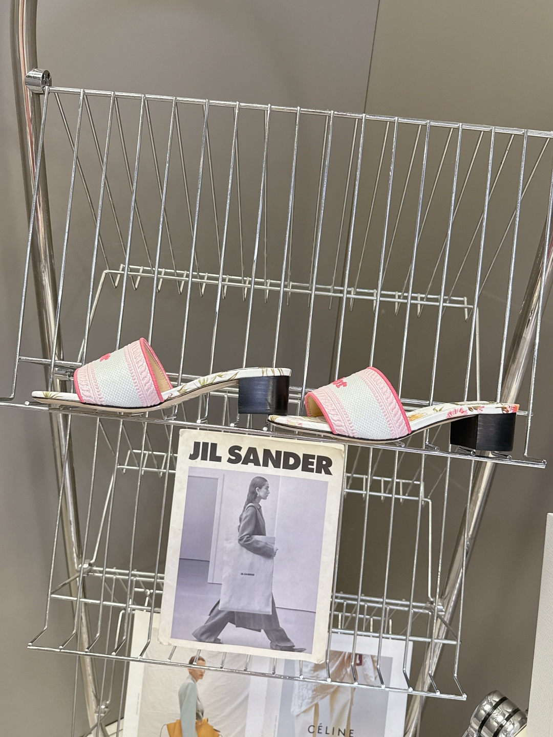 迪奥Dior2026春夏最新款刺绣粗跟一字拖超多明星网红种草 鞋身正面饰有立体刺绣的 