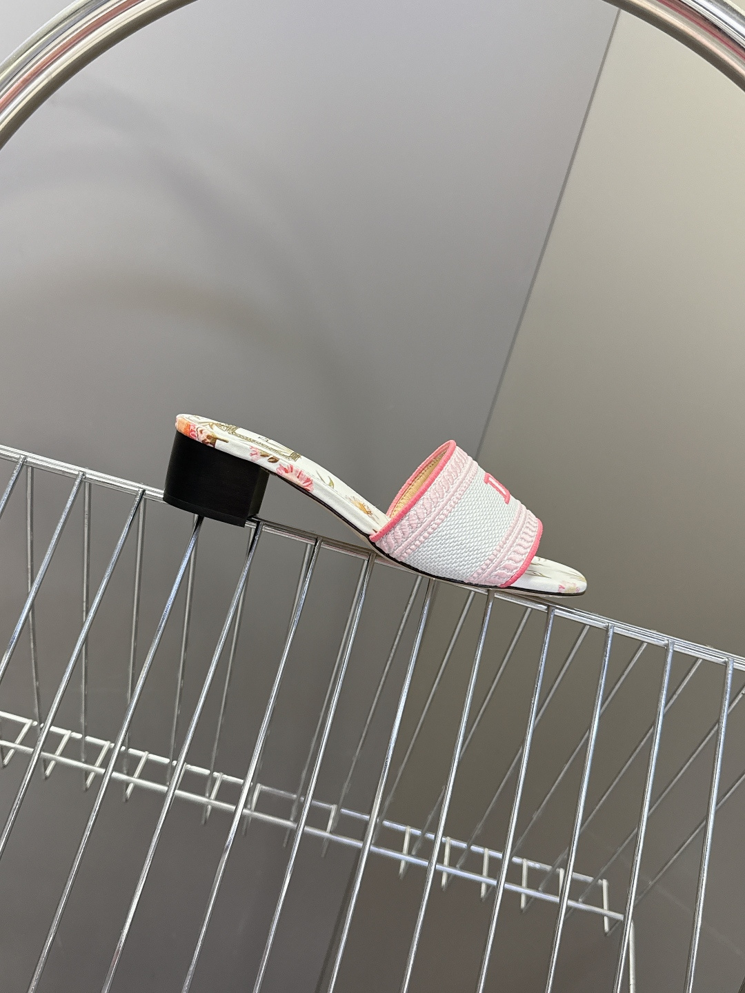 迪奥Dior2026春夏最新款刺绣粗跟一字拖超多明星网红种草 鞋身正面饰有立体刺绣的 