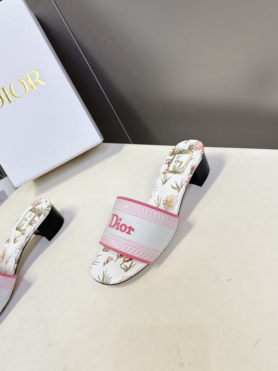 迪奥Dior2026春夏最新款刺绣粗跟一字拖超多明星网红种草 鞋身正面饰有立体刺绣的 