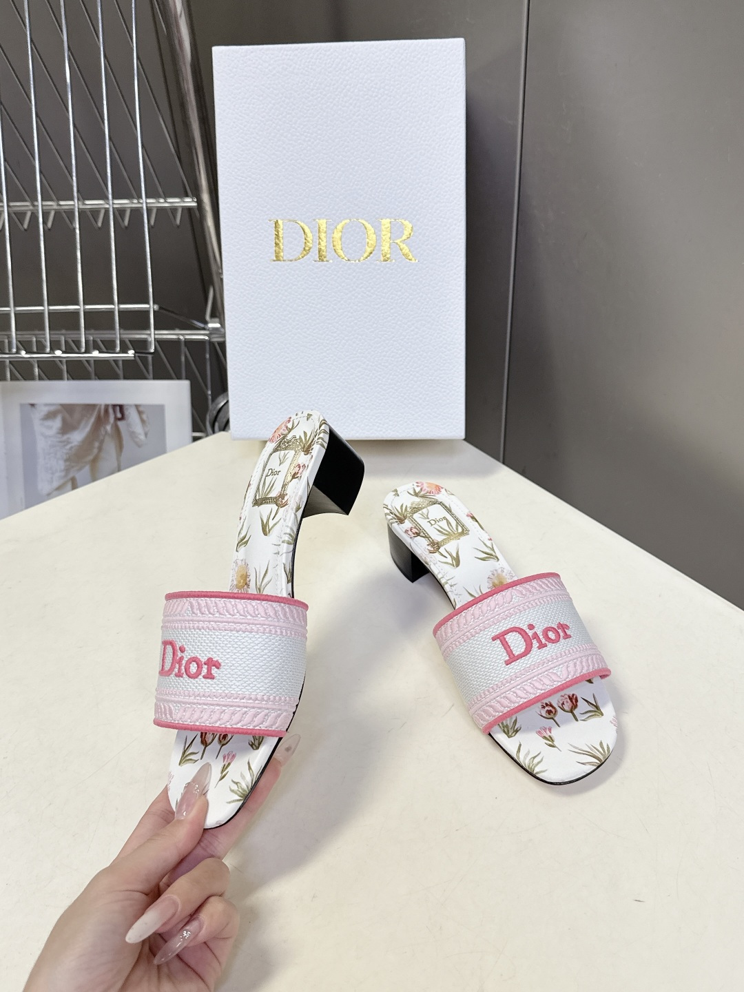 迪奥Dior2026春夏最新款刺绣粗跟一字拖超多明星网红种草 鞋身正面饰有立体刺绣的 