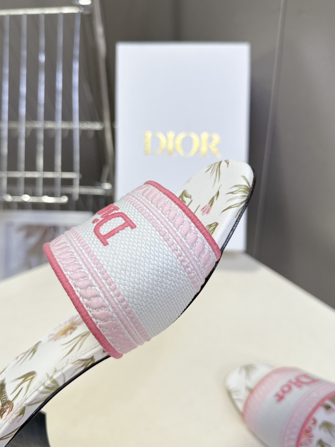 迪奥Dior2026春夏最新款刺绣粗跟一字拖超多明星网红种草 鞋身正面饰有立体刺绣的 