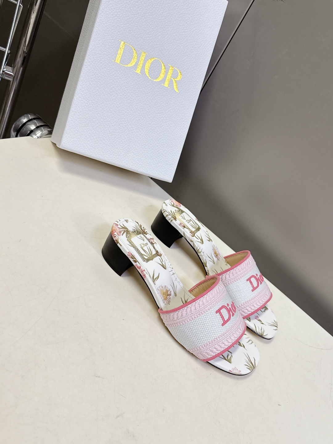 迪奥Dior2026春夏最新款刺绣粗跟一字拖超多明星网红种草 鞋身正面饰有立体刺绣的 