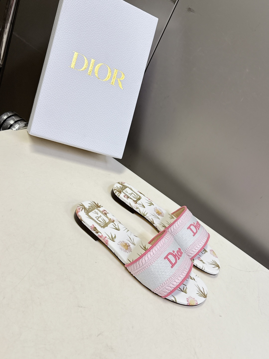 迪奥Dior2026春夏最新款刺绣一字拖超多明星网红种草 鞋身正面饰有立体刺绣的 