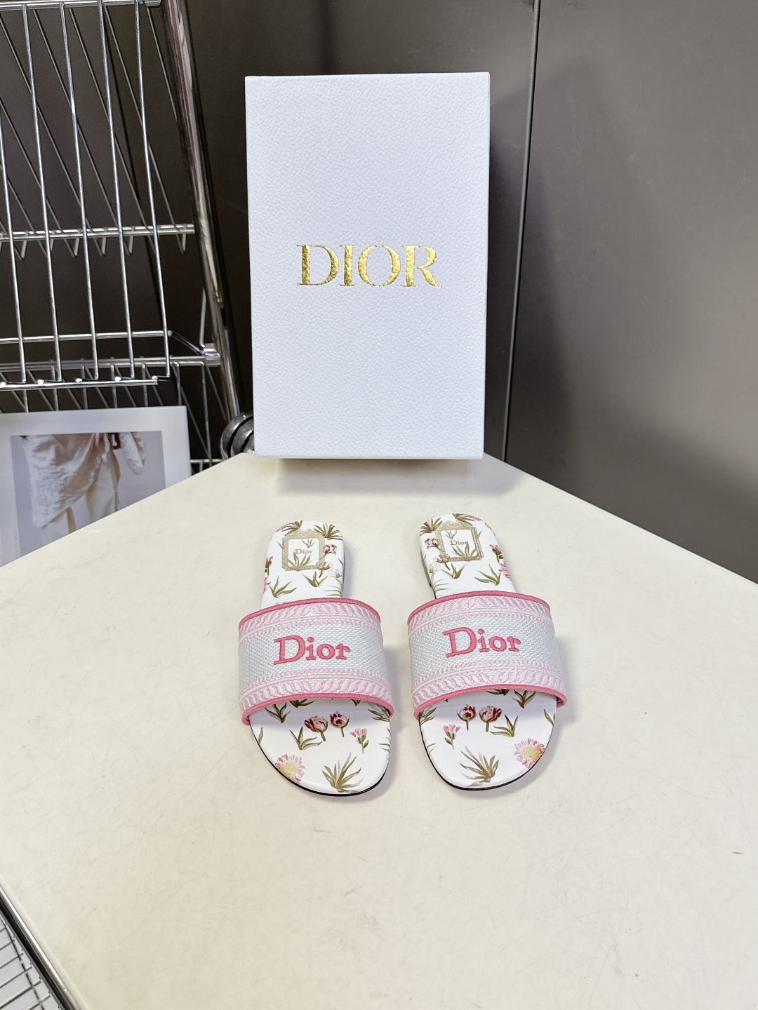 迪奥Dior2026春夏最新款刺绣一字拖超多明星网红种草 鞋身正面饰有立体刺绣的 