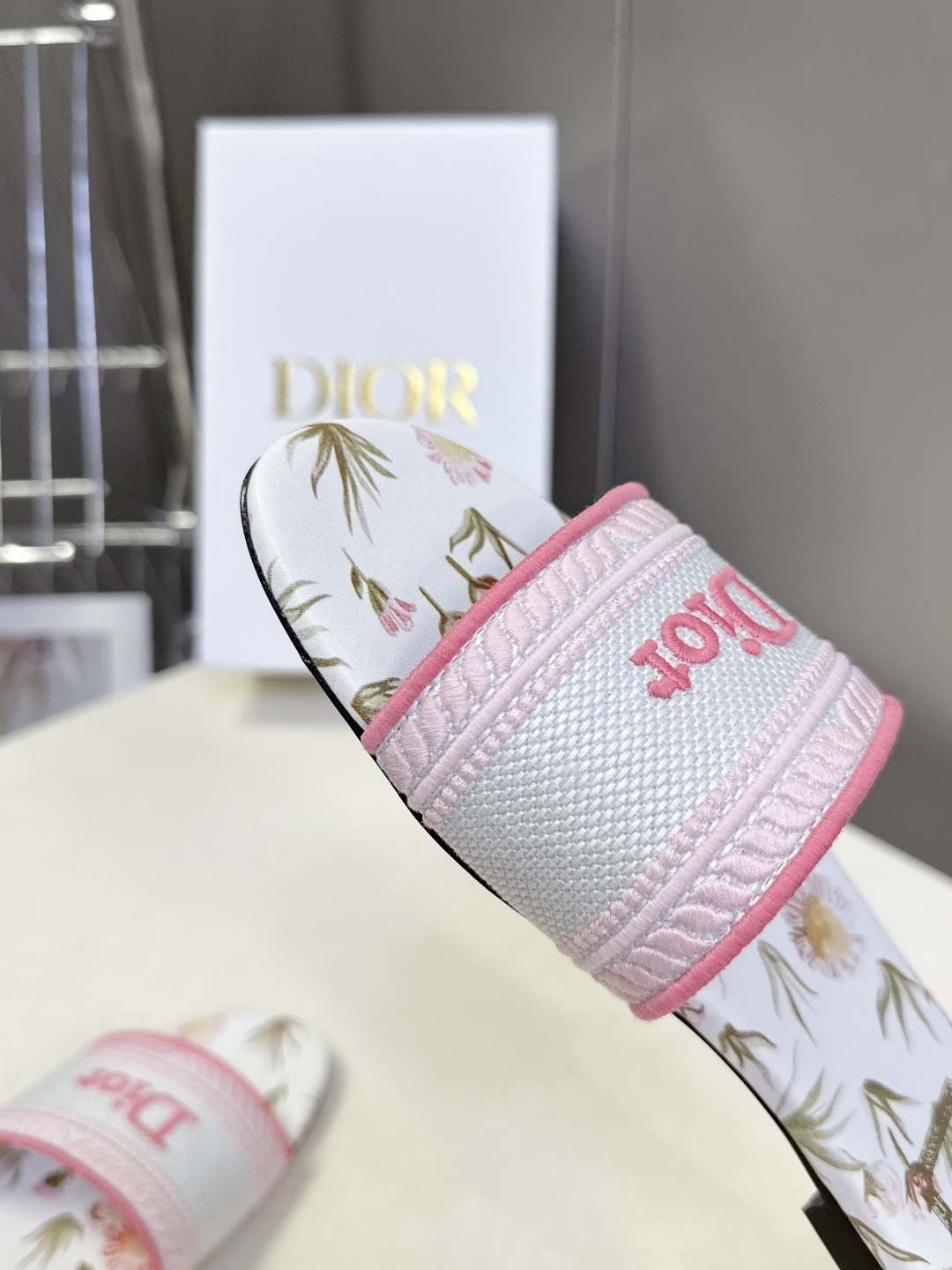 迪奥Dior2026春夏最新款刺绣一字拖超多明星网红种草 鞋身正面饰有立体刺绣的 