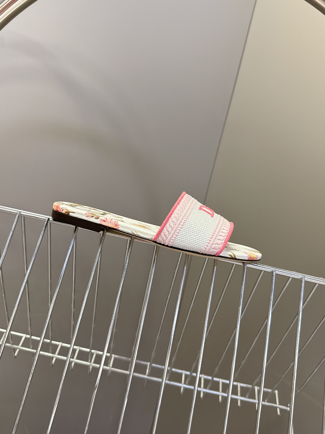 迪奥Dior2026春夏最新款刺绣一字拖超多明星网红种草 鞋身正面饰有立体刺绣的 