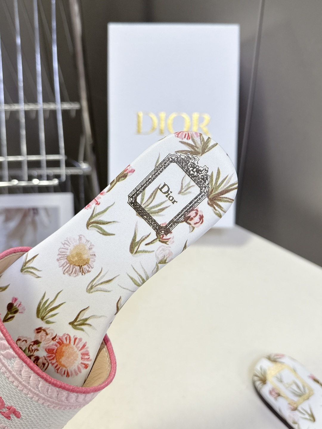 迪奥Dior2026春夏最新款刺绣一字拖超多明星网红种草 鞋身正面饰有立体刺绣的 