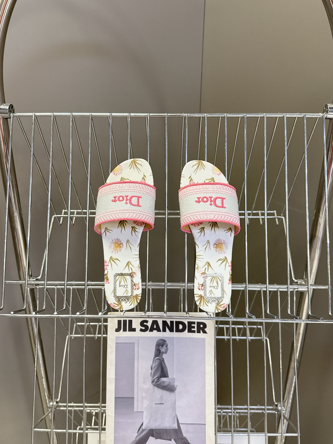 迪奥Dior2026春夏最新款刺绣一字拖超多明星网红种草 鞋身正面饰有立体刺绣的 