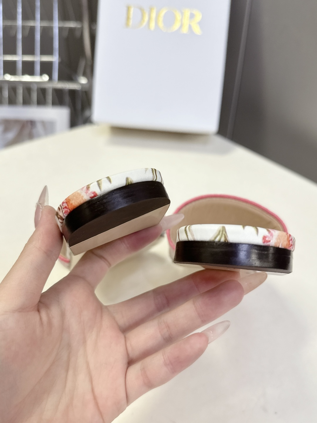 迪奥Dior2026春夏最新款刺绣一字拖超多明星网红种草 鞋身正面饰有立体刺绣的 