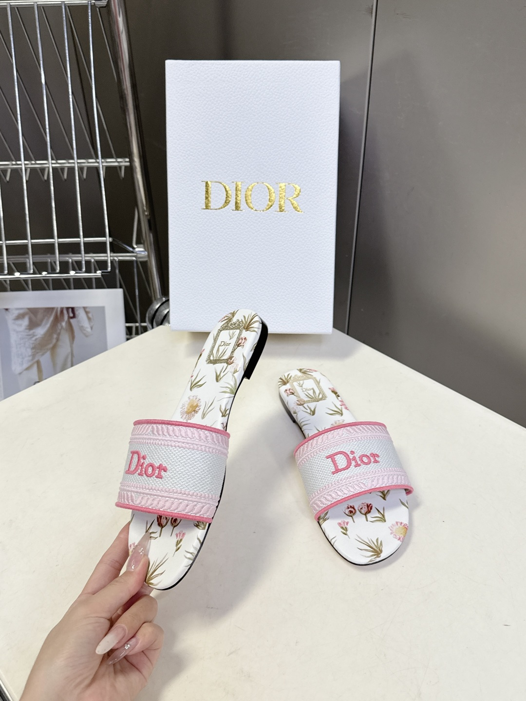 迪奥Dior2026春夏最新款刺绣一字拖超多明星网红种草 鞋身正面饰有立体刺绣的 