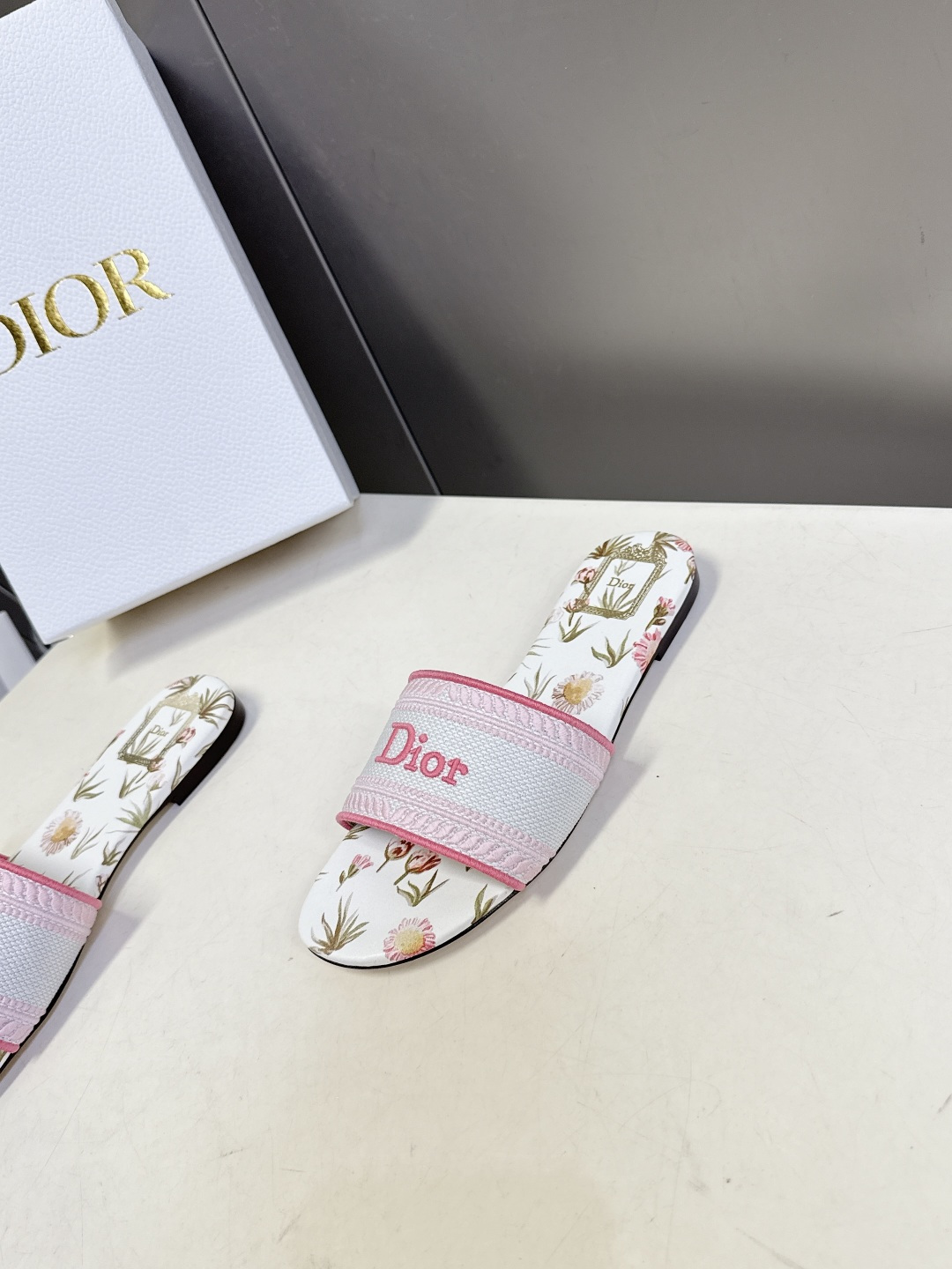 迪奥Dior2026春夏最新款刺绣一字拖超多明星网红种草 鞋身正面饰有立体刺绣的 