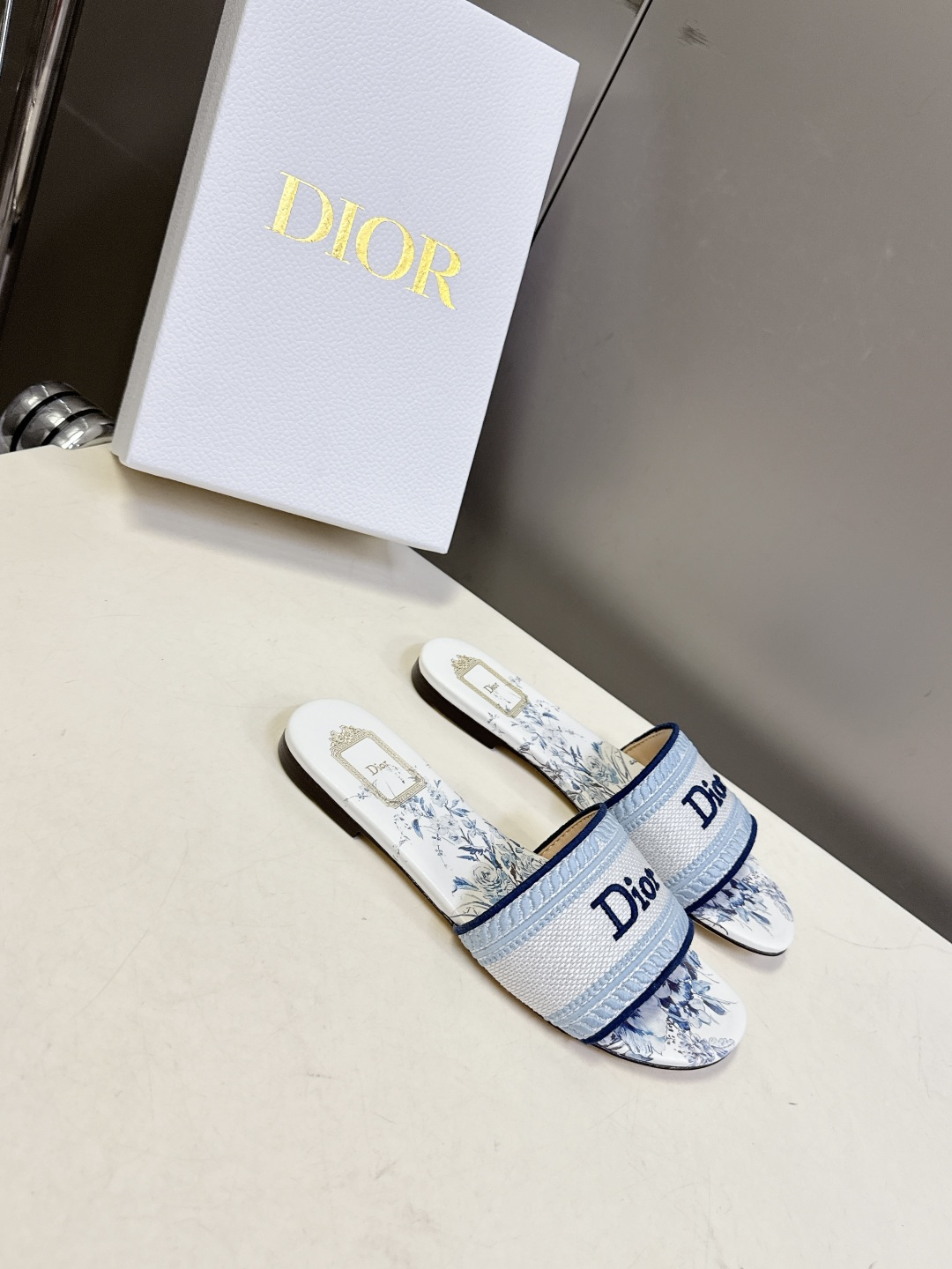 迪奥Dior2026春夏最新款刺绣一字拖超多明星网红种草 鞋身正面饰有立体刺绣的 