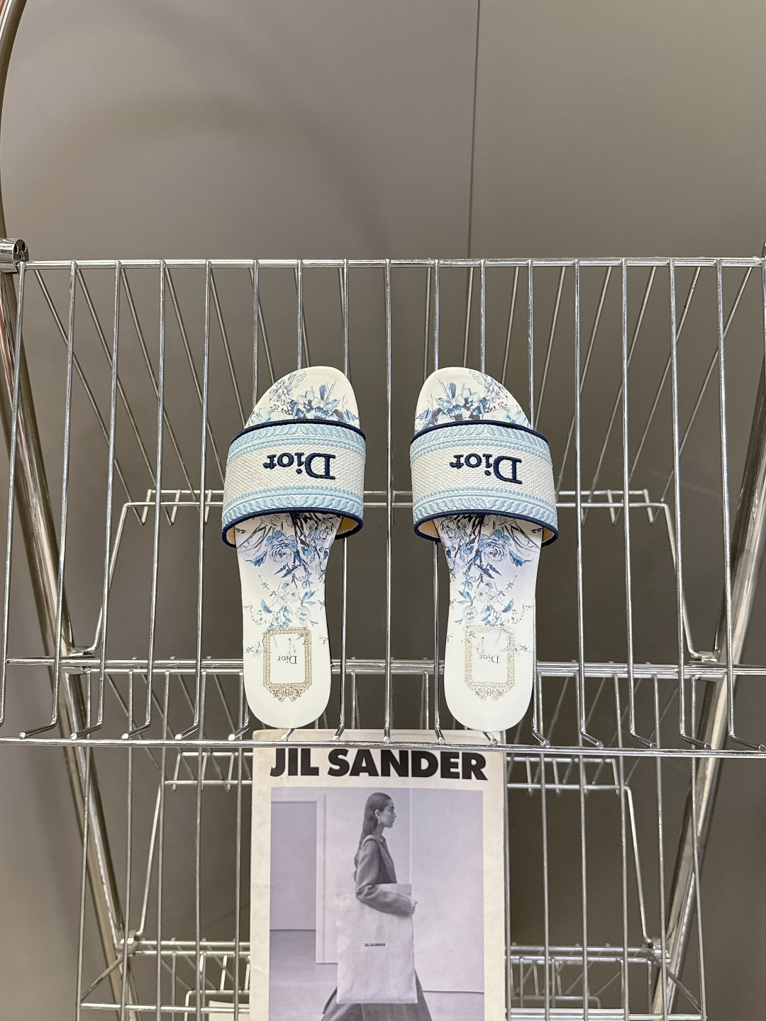 迪奥Dior2026春夏最新款刺绣一字拖超多明星网红种草 鞋身正面饰有立体刺绣的 