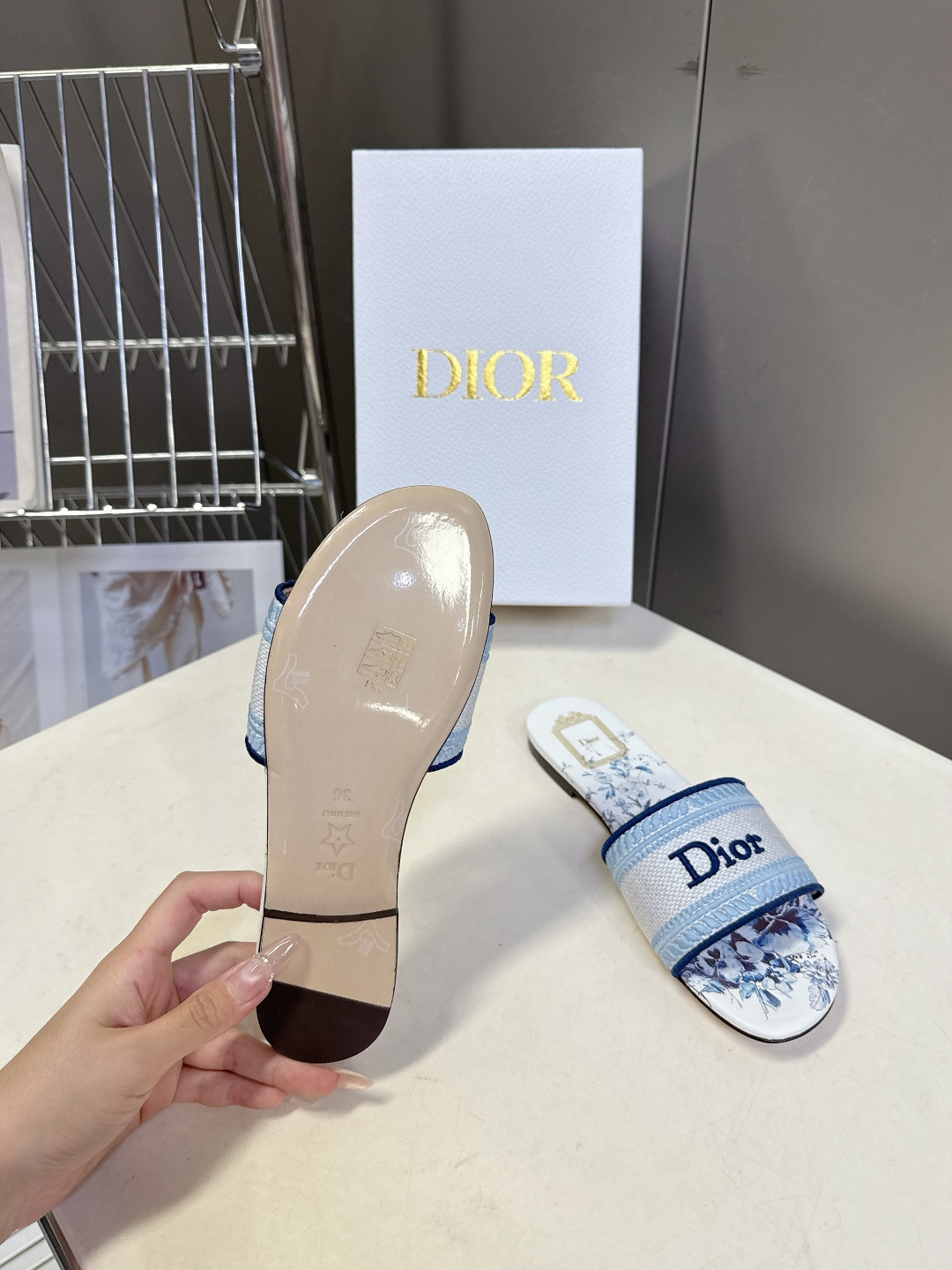 迪奥Dior2026春夏最新款刺绣一字拖超多明星网红种草 鞋身正面饰有立体刺绣的 