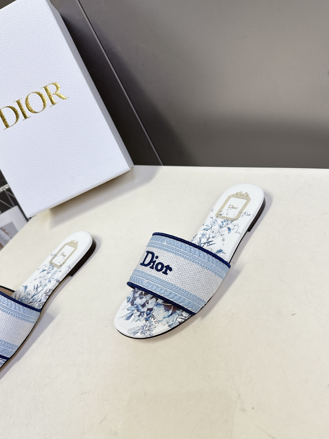 迪奥Dior2026春夏最新款刺绣一字拖超多明星网红种草 鞋身正面饰有立体刺绣的 