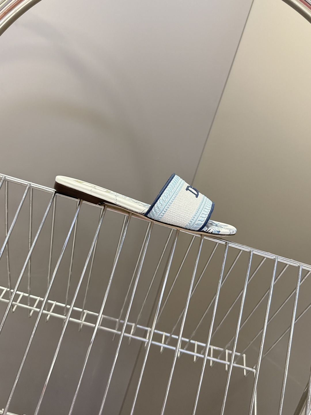 迪奥Dior2026春夏最新款刺绣一字拖超多明星网红种草 鞋身正面饰有立体刺绣的 